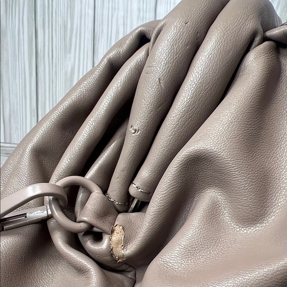 Badgley Mischka Taupe Wrapped Frame Clutch Shoulder Bag with Chunky Mauve Chain - Picture 7 of 10